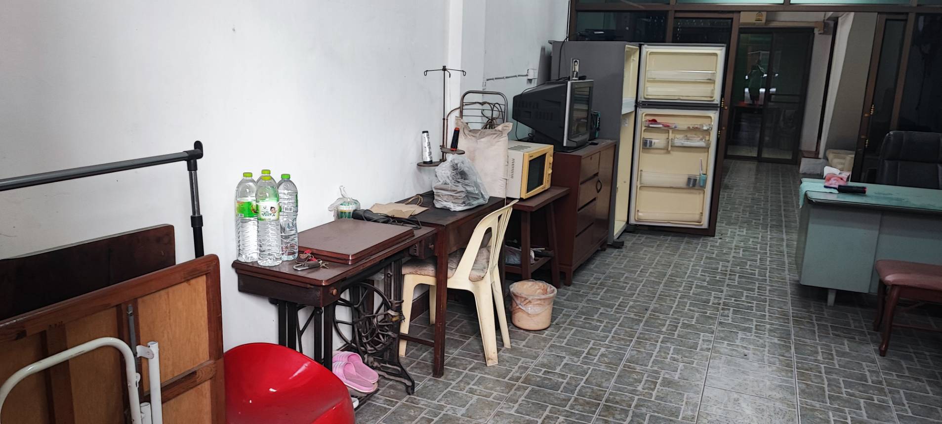 ขายอาคารพาณิชย์ 3 ชั้น พร้อมชั้นลอยเเละดาดฟ้า  เขตสาทร จังหวัดกรุงเทพมหานคร