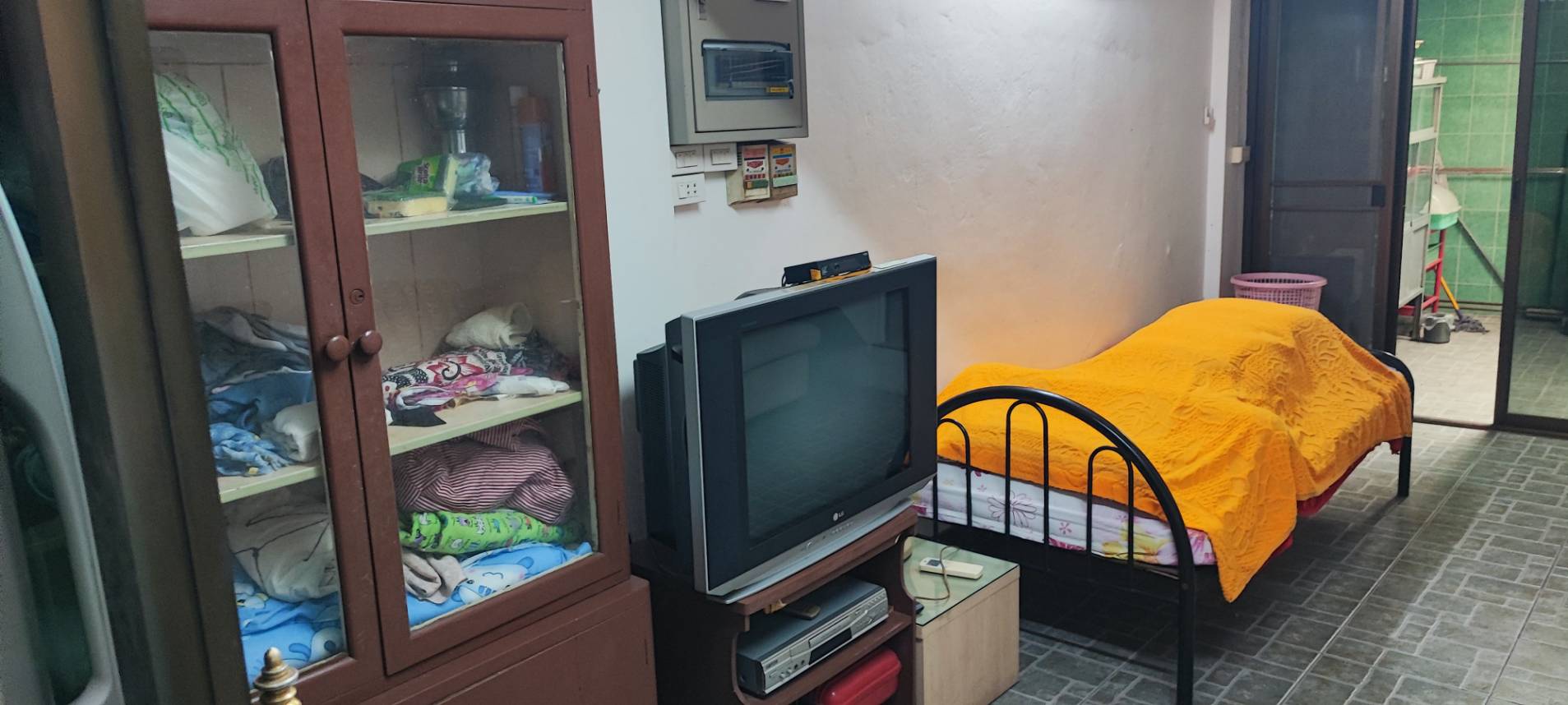 ขายอาคารพาณิชย์ 3 ชั้น พร้อมชั้นลอยเเละดาดฟ้า  เขตสาทร จังหวัดกรุงเทพมหานคร