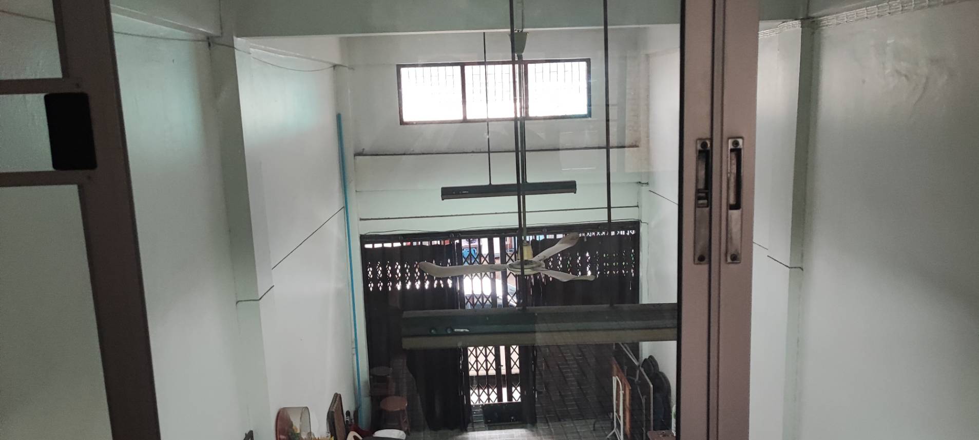 ขายอาคารพาณิชย์ 3 ชั้น พร้อมชั้นลอยเเละดาดฟ้า  เขตสาทร จังหวัดกรุงเทพมหานคร