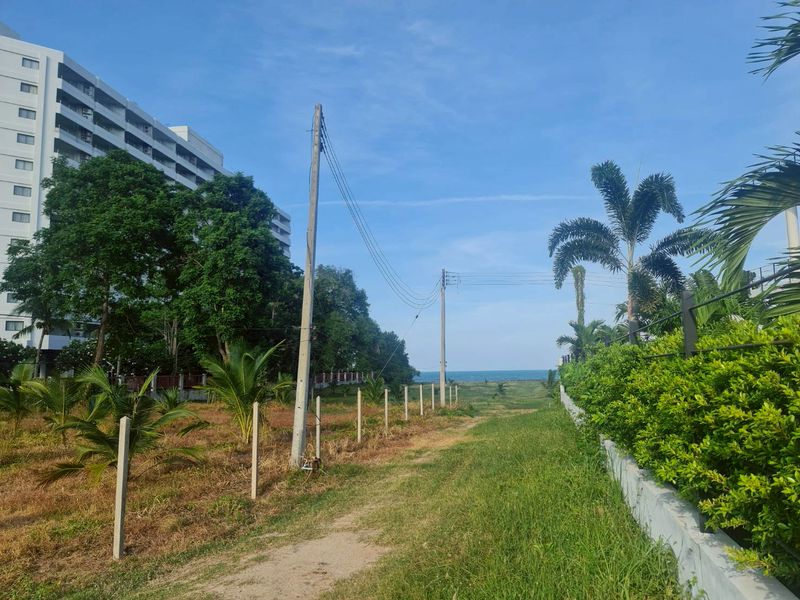 ขายที่ดินหายาก!! ติดทะเลหัวหิน ทำเลพรีเมียม ใกล้แค่ 50 เมตรจากชายหาด ราคาดีทำเลดีติดต่อผึ้งรติ โทร 061-9419-639