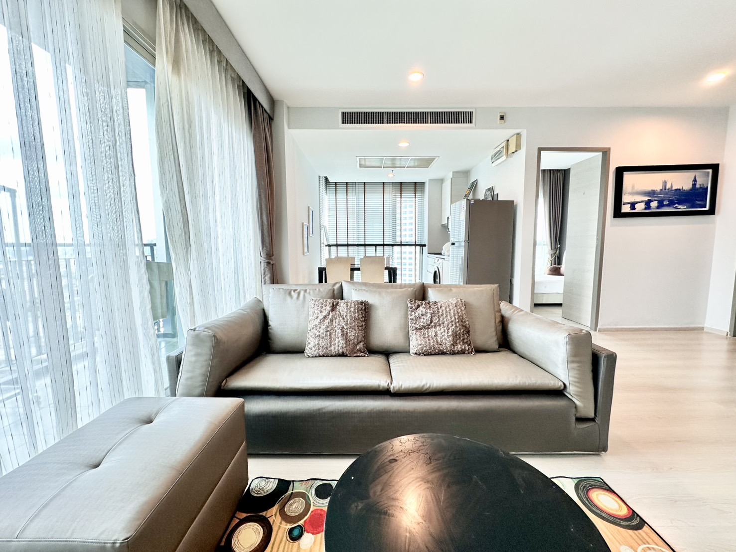 ให้เช่าไลฟ์ รัชดาภิเษก คอนโดวิวเมือง มีระเบียง มีเฟอร์นิเจอร์และเครื่องใช้ไฟฟ้าครบ สามารถย้ายเข้าอยู่ได้เลย ใกล้ MRT ห้วยขวาง โรงเรียน ห้างสรรพสินค้า