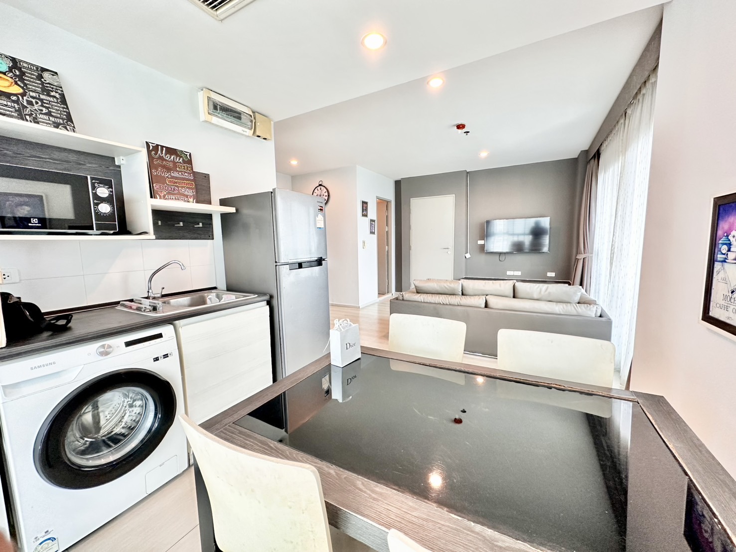 ให้เช่าไลฟ์ รัชดาภิเษก คอนโดวิวเมือง มีระเบียง มีเฟอร์นิเจอร์และเครื่องใช้ไฟฟ้าครบ สามารถย้ายเข้าอยู่ได้เลย ใกล้ MRT ห้วยขวาง โรงเรียน ห้างสรรพสินค้า