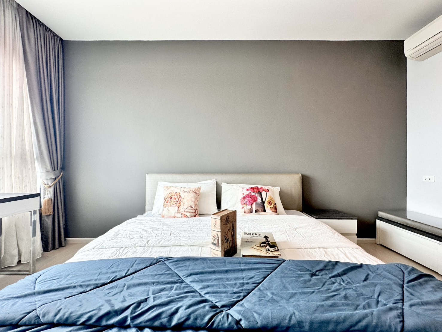 ให้เช่าไลฟ์ รัชดาภิเษก คอนโดวิวเมือง มีระเบียง มีเฟอร์นิเจอร์และเครื่องใช้ไฟฟ้าครบ สามารถย้ายเข้าอยู่ได้เลย ใกล้ MRT ห้วยขวาง โรงเรียน ห้างสรรพสินค้า