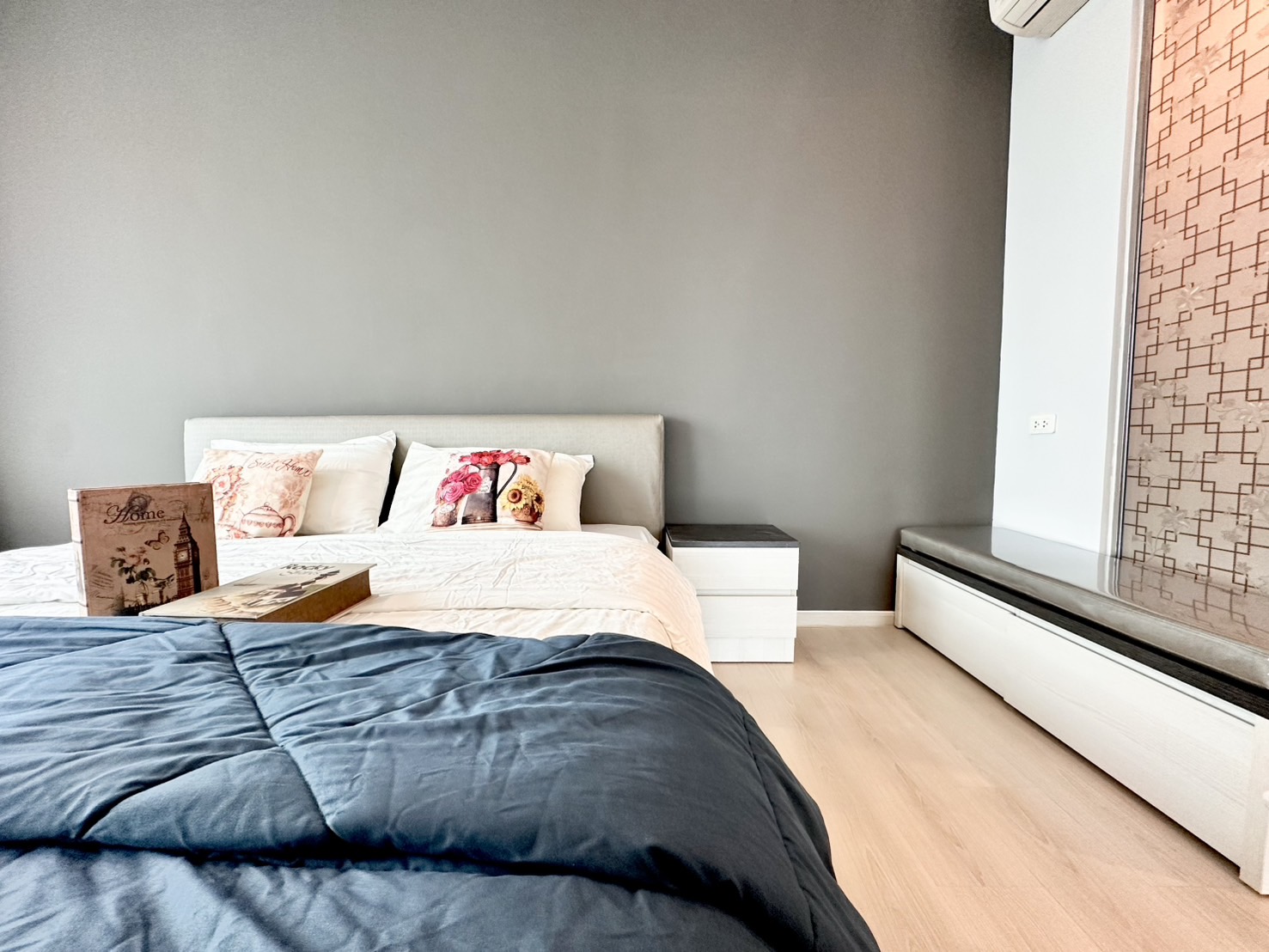 ให้เช่าไลฟ์ รัชดาภิเษก คอนโดวิวเมือง มีระเบียง มีเฟอร์นิเจอร์และเครื่องใช้ไฟฟ้าครบ สามารถย้ายเข้าอยู่ได้เลย ใกล้ MRT ห้วยขวาง โรงเรียน ห้างสรรพสินค้า