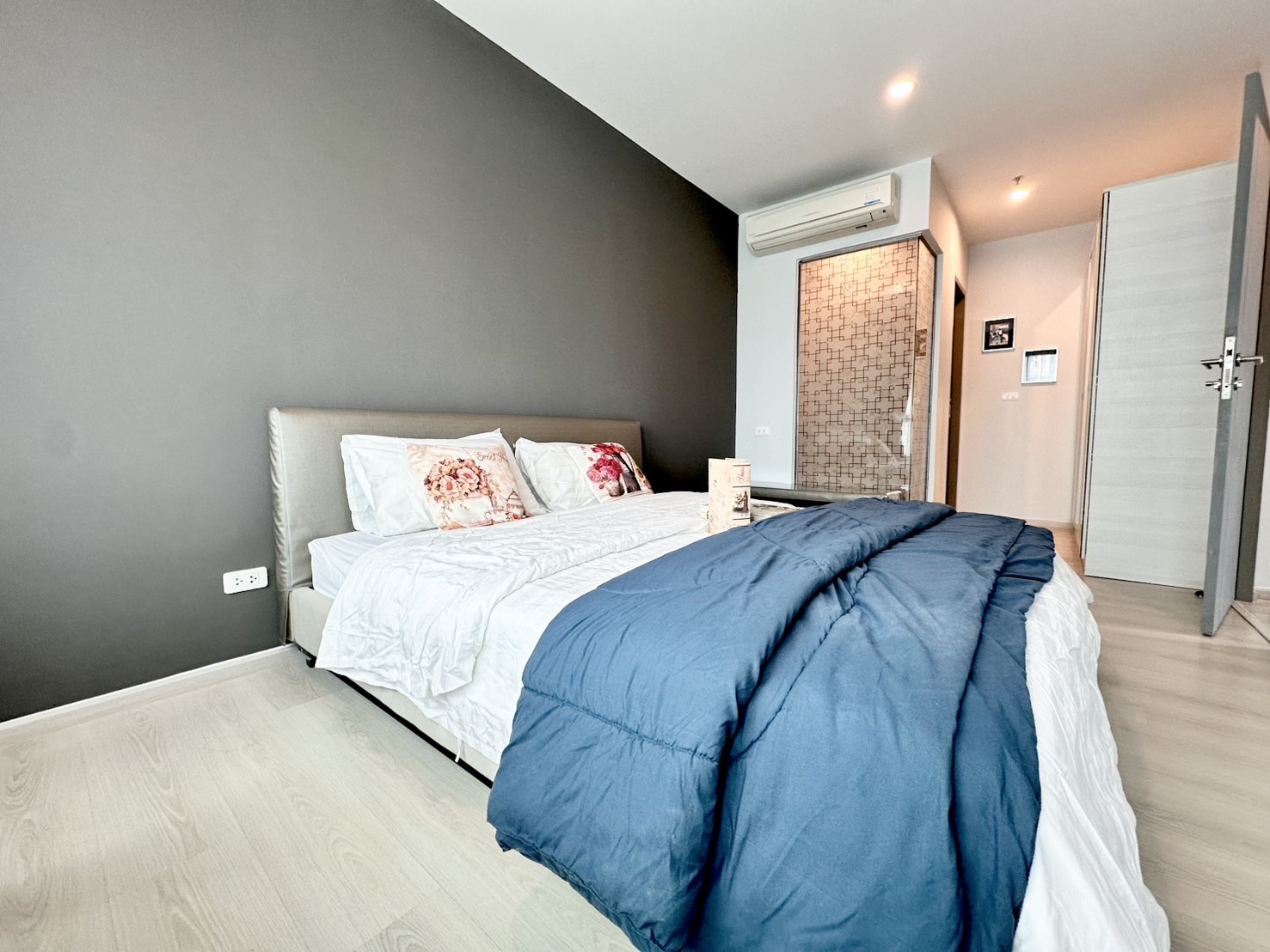 ให้เช่าไลฟ์ รัชดาภิเษก คอนโดวิวเมือง มีระเบียง มีเฟอร์นิเจอร์และเครื่องใช้ไฟฟ้าครบ สามารถย้ายเข้าอยู่ได้เลย ใกล้ MRT ห้วยขวาง โรงเรียน ห้างสรรพสินค้า