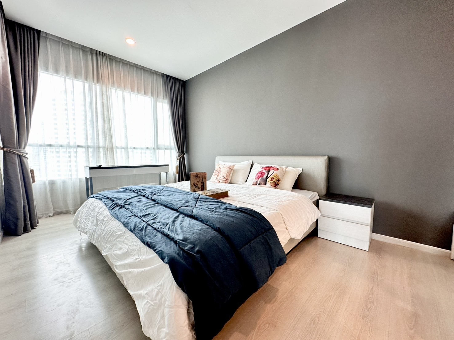 ให้เช่าไลฟ์ รัชดาภิเษก คอนโดวิวเมือง มีระเบียง มีเฟอร์นิเจอร์และเครื่องใช้ไฟฟ้าครบ สามารถย้ายเข้าอยู่ได้เลย ใกล้ MRT ห้วยขวาง โรงเรียน ห้างสรรพสินค้า