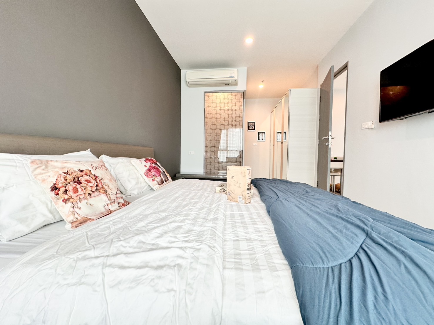 ให้เช่าไลฟ์ รัชดาภิเษก คอนโดวิวเมือง มีระเบียง มีเฟอร์นิเจอร์และเครื่องใช้ไฟฟ้าครบ สามารถย้ายเข้าอยู่ได้เลย ใกล้ MRT ห้วยขวาง โรงเรียน ห้างสรรพสินค้า