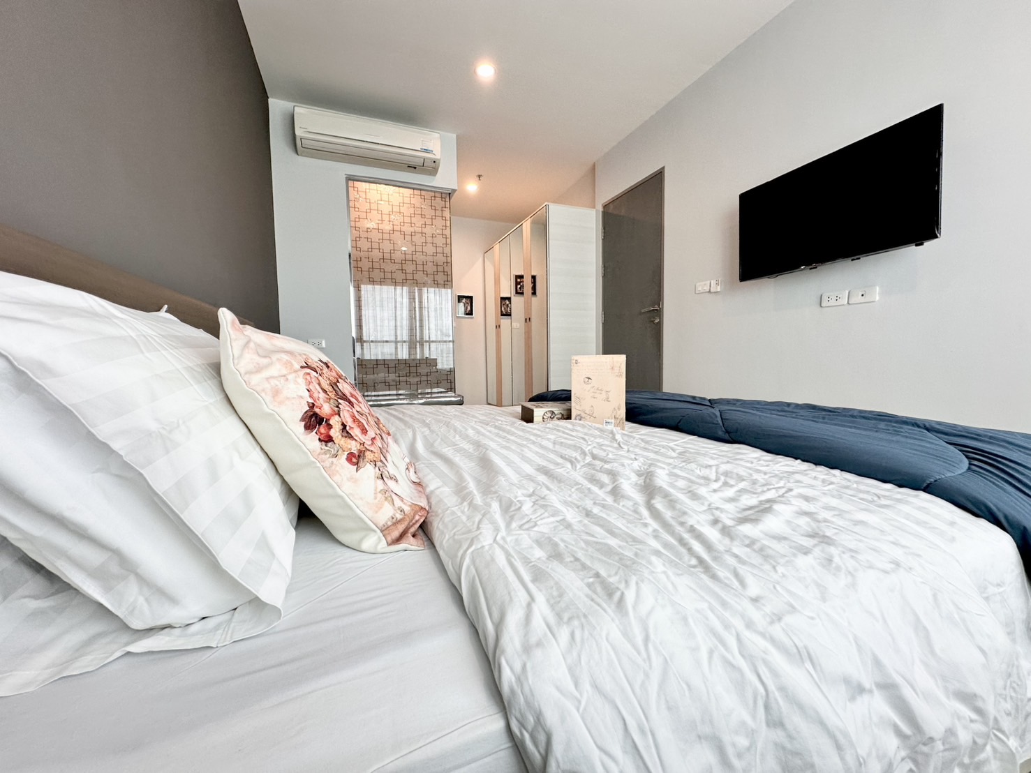 ให้เช่าไลฟ์ รัชดาภิเษก คอนโดวิวเมือง มีระเบียง มีเฟอร์นิเจอร์และเครื่องใช้ไฟฟ้าครบ สามารถย้ายเข้าอยู่ได้เลย ใกล้ MRT ห้วยขวาง โรงเรียน ห้างสรรพสินค้า