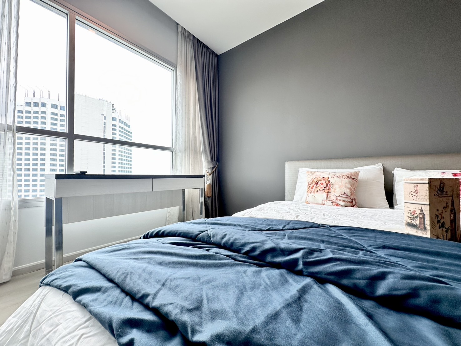 ให้เช่าไลฟ์ รัชดาภิเษก คอนโดวิวเมือง มีระเบียง มีเฟอร์นิเจอร์และเครื่องใช้ไฟฟ้าครบ สามารถย้ายเข้าอยู่ได้เลย ใกล้ MRT ห้วยขวาง โรงเรียน ห้างสรรพสินค้า