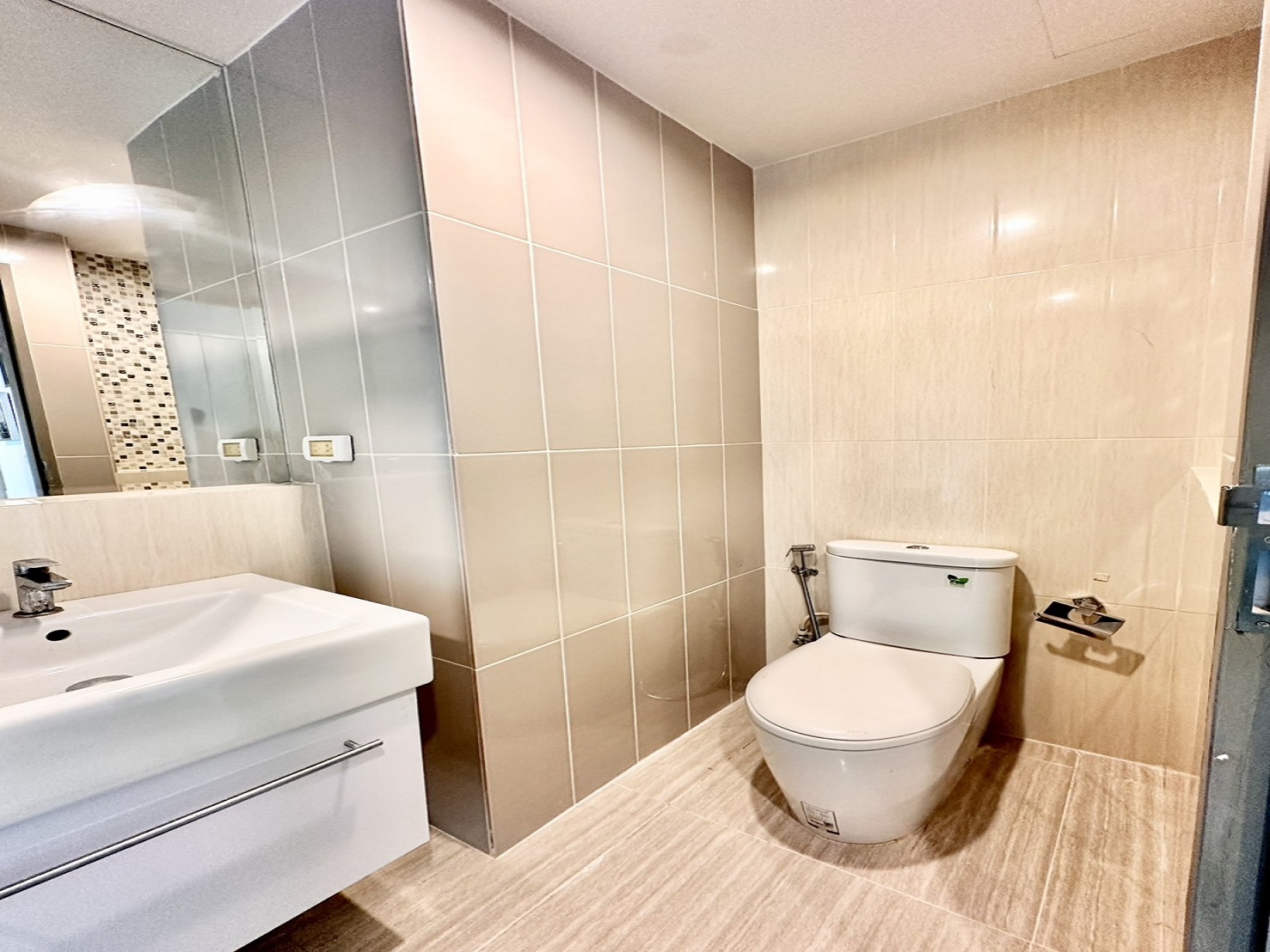 ให้เช่าไลฟ์ รัชดาภิเษก คอนโดวิวเมือง มีระเบียง มีเฟอร์นิเจอร์และเครื่องใช้ไฟฟ้าครบ สามารถย้ายเข้าอยู่ได้เลย ใกล้ MRT ห้วยขวาง โรงเรียน ห้างสรรพสินค้า