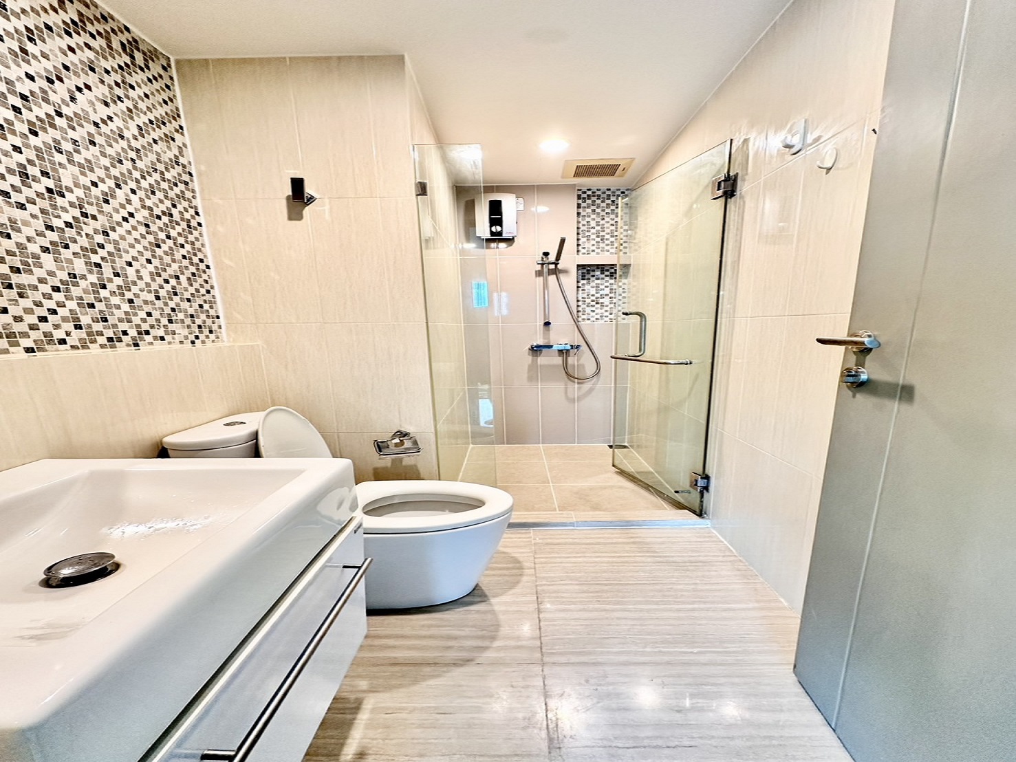 ให้เช่าไลฟ์ รัชดาภิเษก คอนโดวิวเมือง มีระเบียง มีเฟอร์นิเจอร์และเครื่องใช้ไฟฟ้าครบ สามารถย้ายเข้าอยู่ได้เลย ใกล้ MRT ห้วยขวาง โรงเรียน ห้างสรรพสินค้า