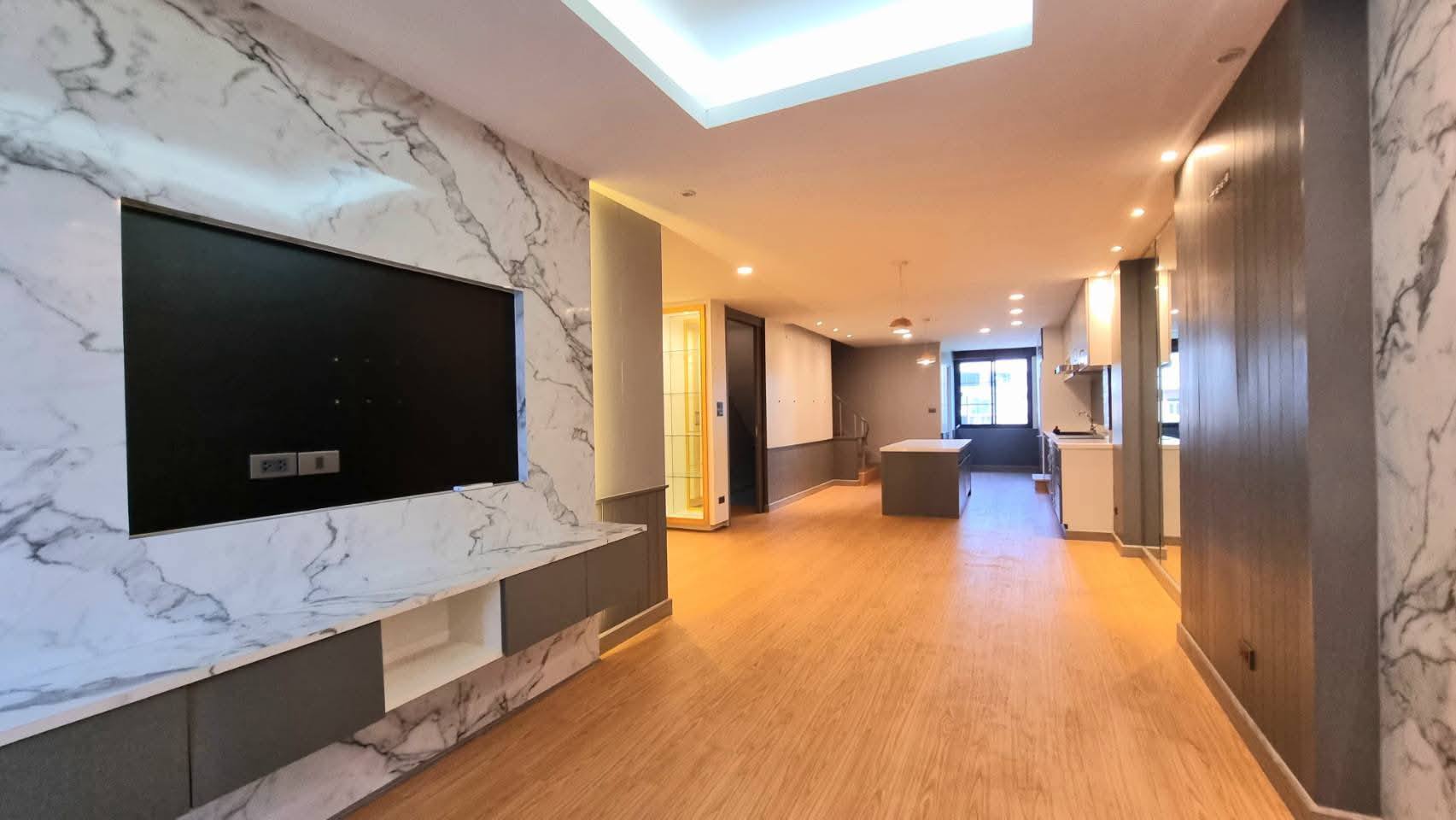 #ขายอาคารพาณิชย์ 4.5 ชั้น ใจกลางเมือง รีโนเวทใหม่ สวยพร้อมอยู่ เขตปทุมวัน จังหวัดกรุงเทพมหานคร