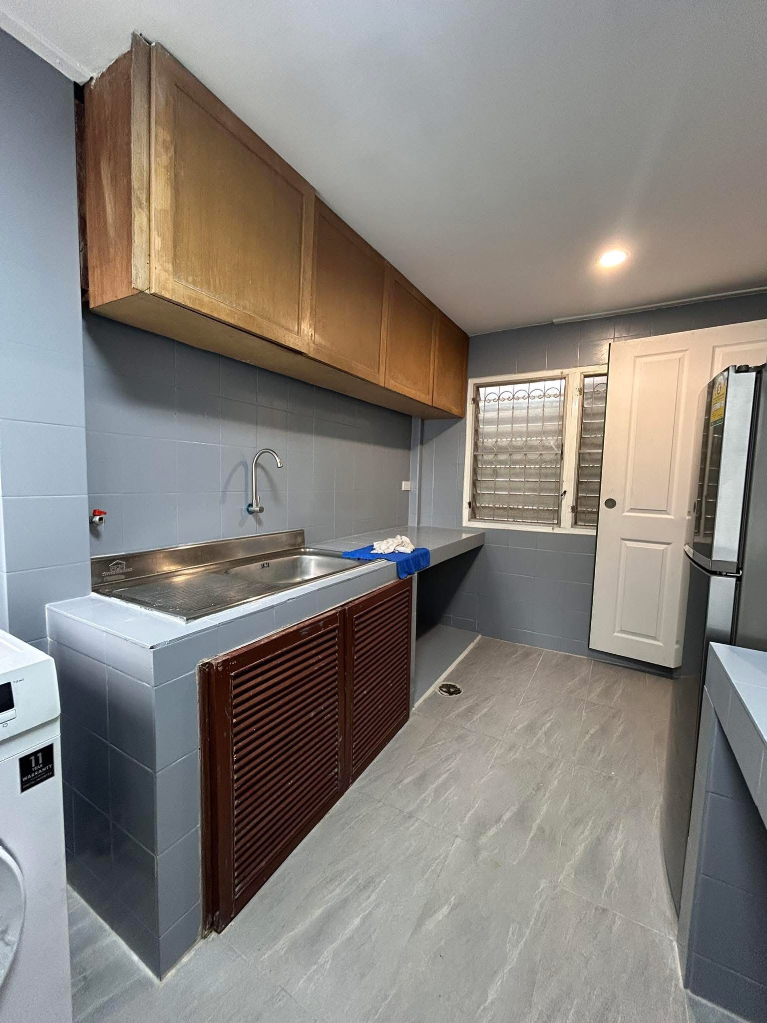 บ้านเช่าศรีนครินทร์ ใกล้รถไฟฟ้า ตกแต่งใหม่ เฟอร์+เครื่องใช้ไฟฟ้าใหม่หมด น่าสวยน่าอยู่มากค่ะ หิ้วกะเป๋าเข้าอยู่ได้เลย