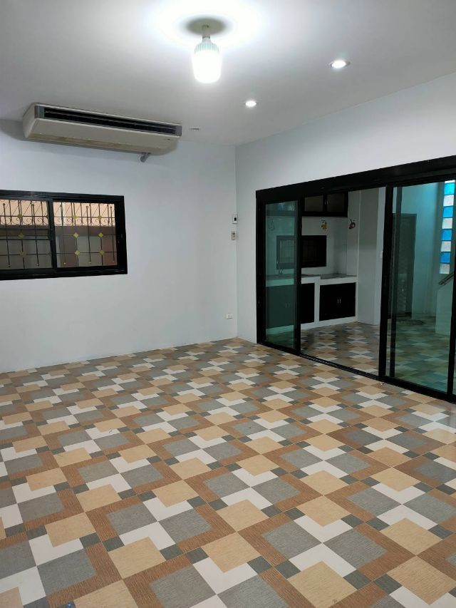 ขายอาคารพาณิชย์ 2ชั้นครึ่ง  3 คูหา ทำเลทอง บางศรีเมือง จังหวัดนนทบุรี