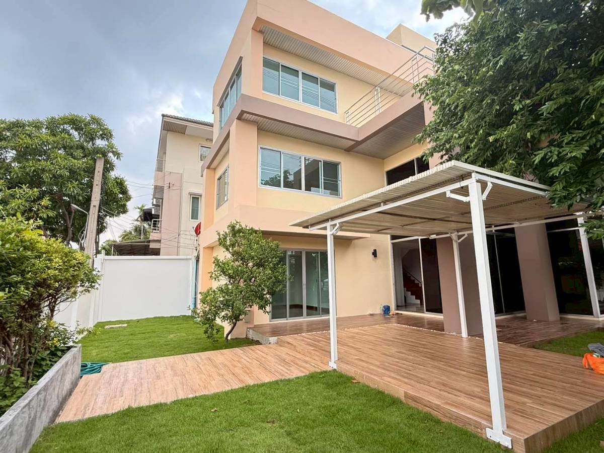 ขายบ้านเดี่ยว 3 ชั้น หัวมุม หมู่บ้านสวนทิปโก้ พร้อมที่ดิน 2 แปลง เขตบางซื่อ จังหวัดกรุงเทพมหานคร