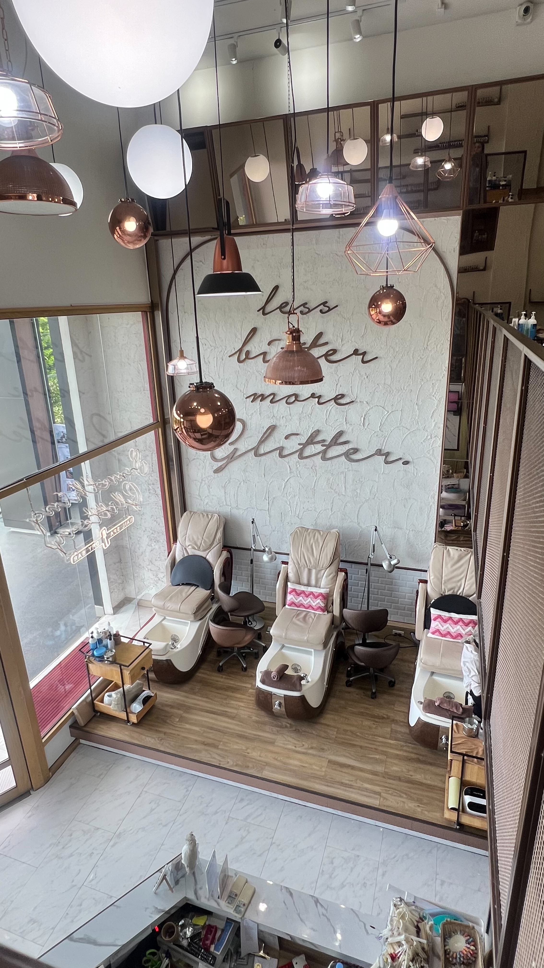 เซ้งร้านความงามครบวงจร “ Something Glittery ”  เขตบางกะปิ จังหวัดกรุงเทพมหานคร