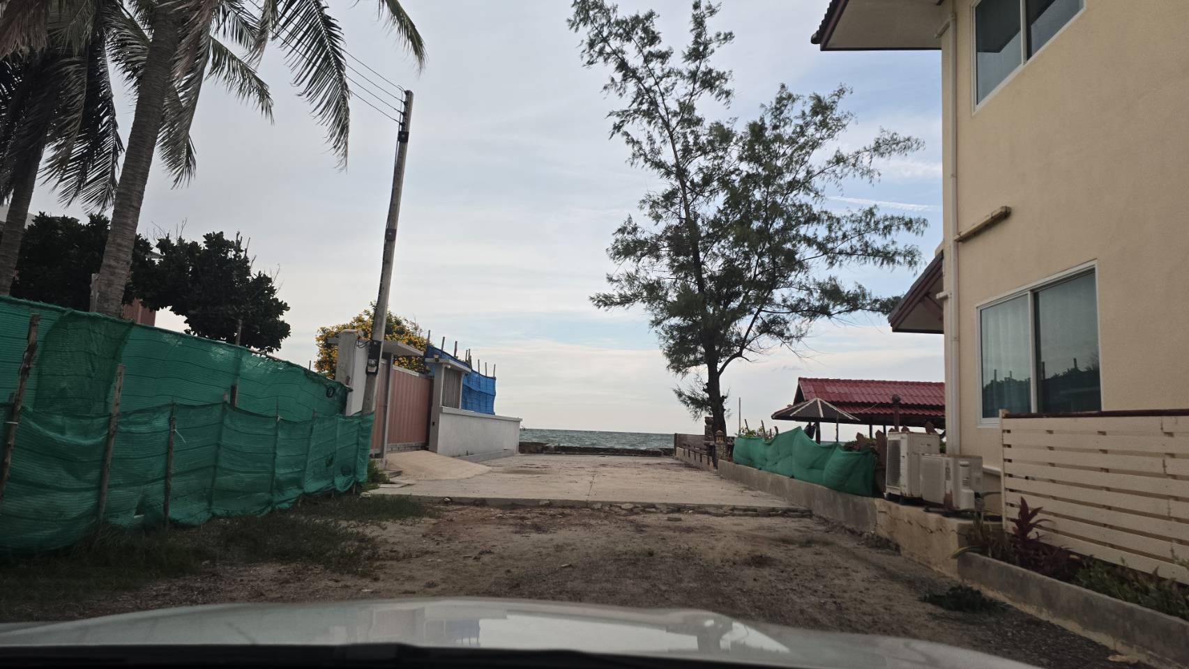 ขายที่ดินเปล่าแปลงหัวมุม ทำเลดี ห่างจากทะเล 200 เมตร จ.เพชรบุรี