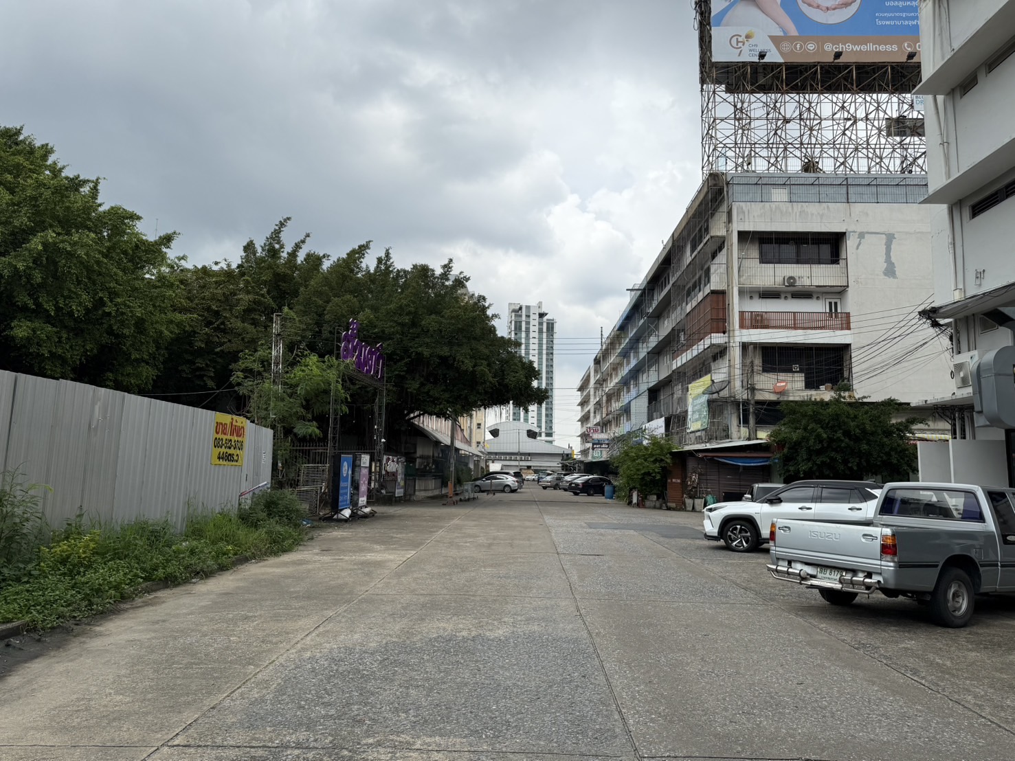 ที่ดินเปล่าถมแล้วให้เช่า 446 ตร.วา ซอยศรีนครินทร์ 44 ทำเลทองตรงตรงข้ามห้างพาราไดซ์พาร์ค ใกล้รถไฟฟ้า