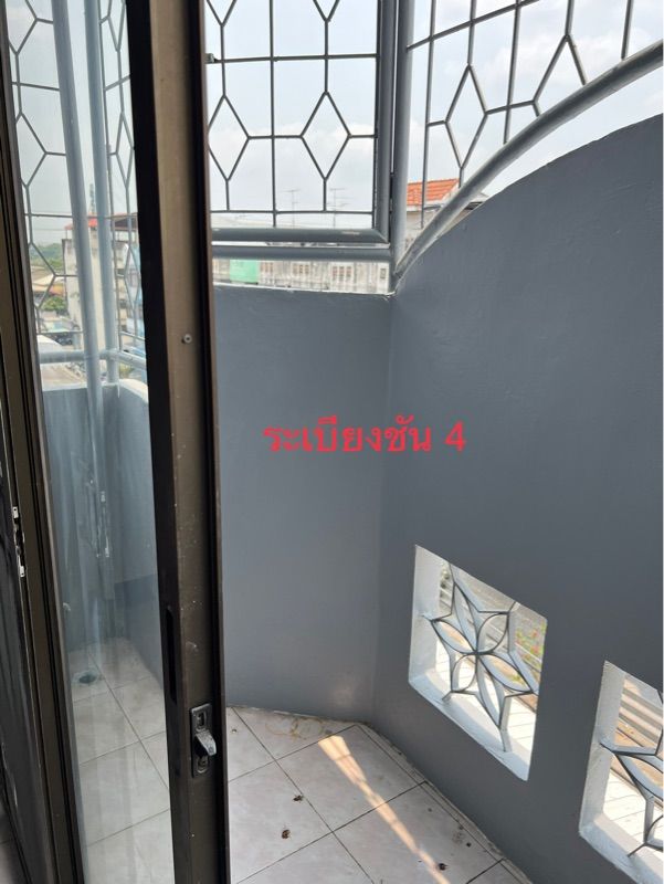 ให้เช่าอาคารพาณิชย์ 3 ชั้นครึ่ง หมู่บ้านรุ่งกิจวิลล่า7 ถนนร่มเกล้า42 เขตลาดกระบัง จังหวัดกรุงเทพ 