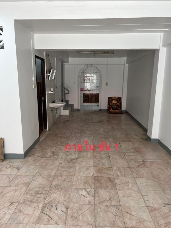 ให้เช่าอาคารพาณิชย์ 3 ชั้นครึ่ง หมู่บ้านรุ่งกิจวิลล่า7 ถนนร่มเกล้า42 เขตลาดกระบัง จังหวัดกรุงเทพ 