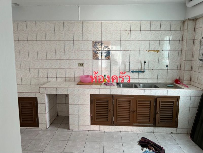 ให้เช่าอาคารพาณิชย์ 3 ชั้นครึ่ง หมู่บ้านรุ่งกิจวิลล่า7 ถนนร่มเกล้า42 เขตลาดกระบัง จังหวัดกรุงเทพ 