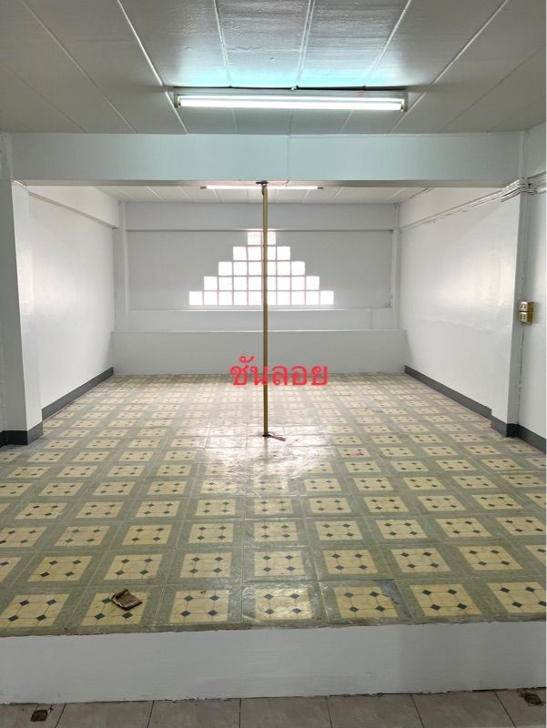 ให้เช่าอาคารพาณิชย์ 3 ชั้นครึ่ง หมู่บ้านรุ่งกิจวิลล่า7 ถนนร่มเกล้า42 เขตลาดกระบัง จังหวัดกรุงเทพ 