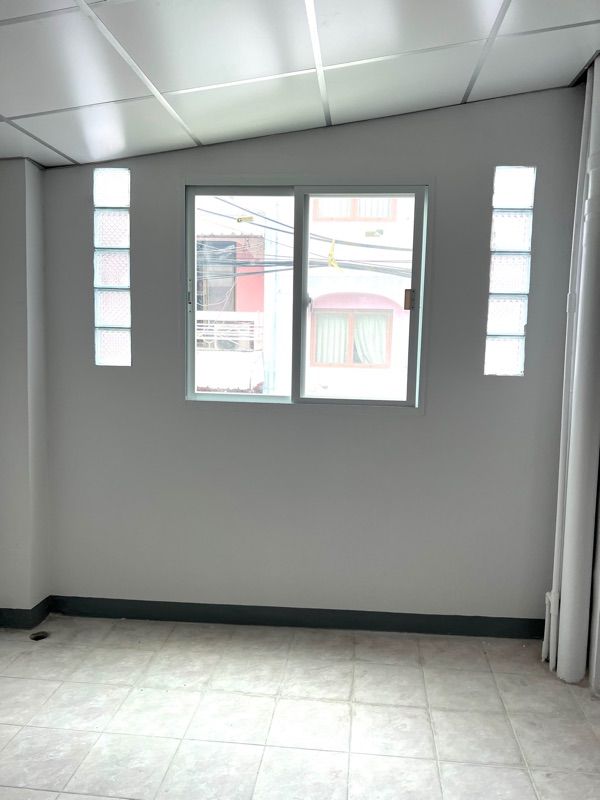 ให้เช่าอาคารพาณิชย์ 3 ชั้นครึ่ง หมู่บ้านรุ่งกิจวิลล่า7 ถนนร่มเกล้า42 เขตลาดกระบัง จังหวัดกรุงเทพ 