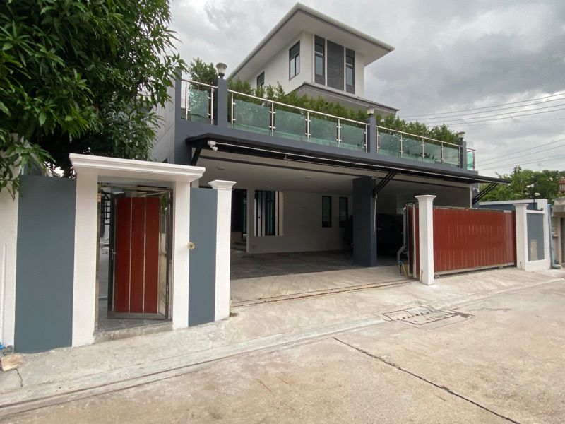 ขายบ้านเดี่ยว 3 ชั้น พร้อมสระว่ายน้ำ ทำเลดี เขตสวนหลวง จังหวัดกรุงเทพมหานคร