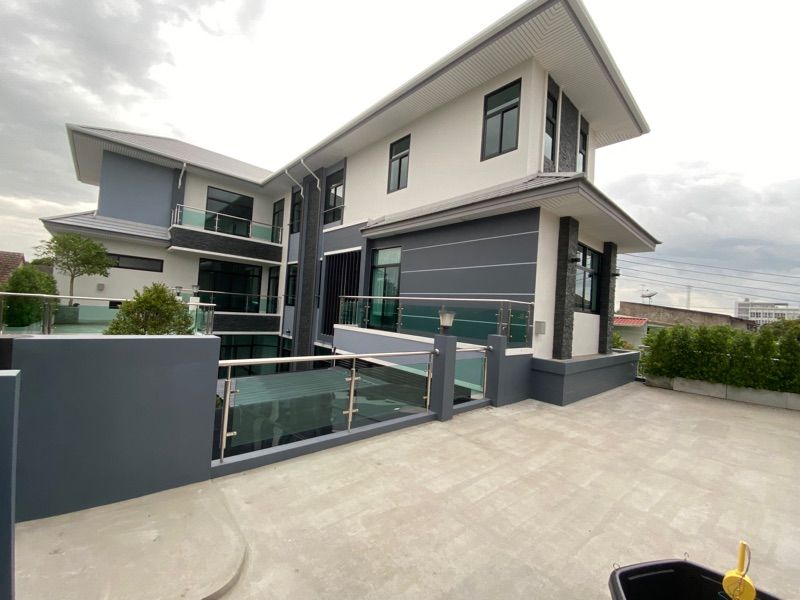 ขายบ้านเดี่ยว 3 ชั้น พร้อมสระว่ายน้ำ ทำเลดี เขตสวนหลวง จังหวัดกรุงเทพมหานคร