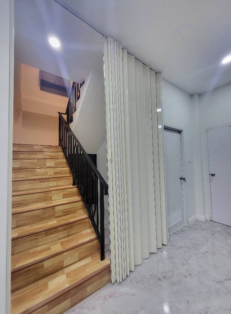 แถมเฟอร์นิเจอร์เต็มบ้าน New Home ใกล้ถนนใหญ่เพียง 700 เมตร หมู่บ้านร่มเย็น ต.ท่าทราย อ.เมืองสมุทรสาคร