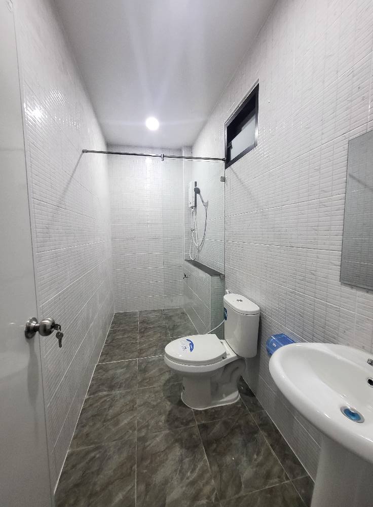 แถมเฟอร์นิเจอร์เต็มบ้าน New Home ใกล้ถนนใหญ่เพียง 700 เมตร หมู่บ้านร่มเย็น ต.ท่าทราย อ.เมืองสมุทรสาคร