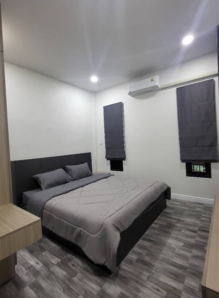 แถมเฟอร์นิเจอร์เต็มบ้าน New Home ใกล้ถนนใหญ่เพียง 700 เมตร หมู่บ้านร่มเย็น ต.ท่าทราย อ.เมืองสมุทรสาคร