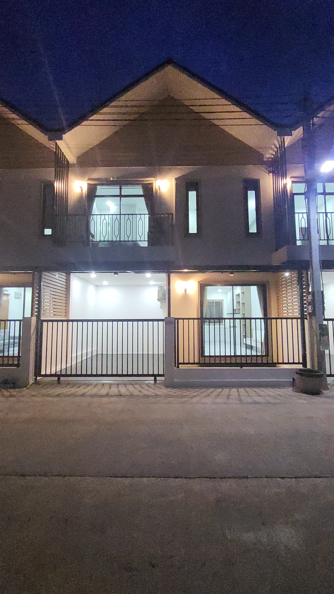 แถมเฟอร์นิเจอร์เต็มบ้าน New Home ใกล้ถนนใหญ่เพียง 700 เมตร หมู่บ้านร่มเย็น ต.ท่าทราย อ.เมืองสมุทรสาคร