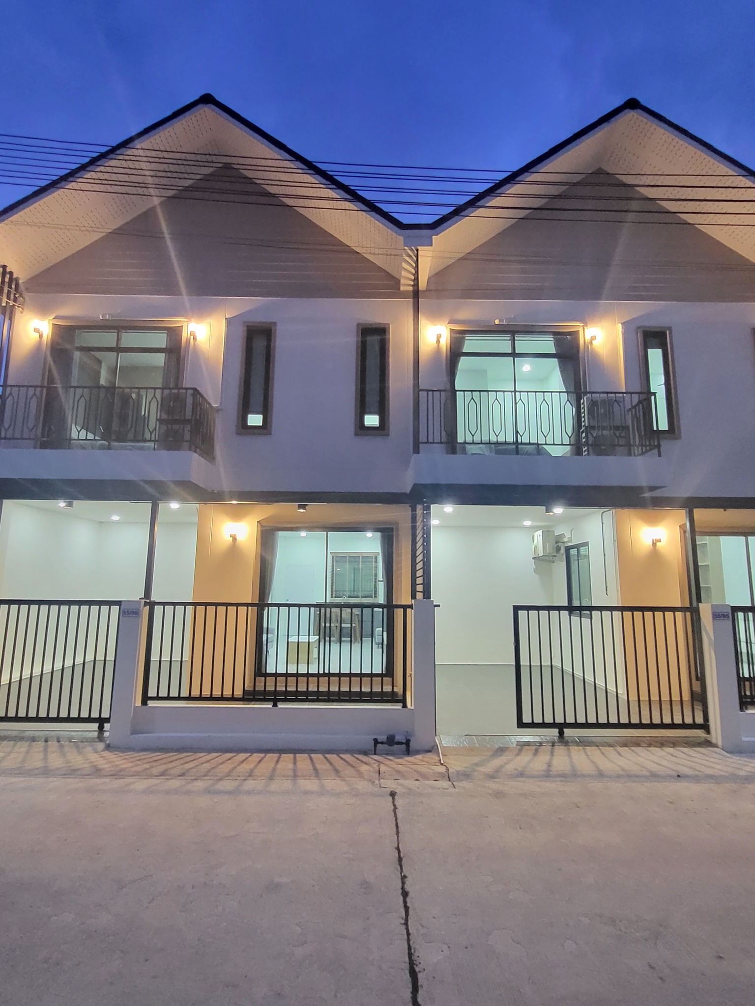 แถมเฟอร์นิเจอร์เต็มบ้าน New Home ใกล้ถนนใหญ่เพียง 700 เมตร หมู่บ้านร่มเย็น ต.ท่าทราย อ.เมืองสมุทรสาคร