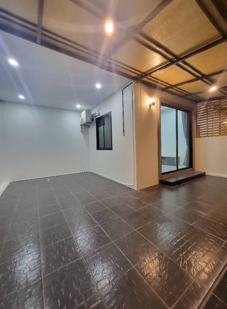 แถมเฟอร์นิเจอร์เต็มบ้าน New Home ใกล้ถนนใหญ่เพียง 700 เมตร หมู่บ้านร่มเย็น ต.ท่าทราย อ.เมืองสมุทรสาคร
