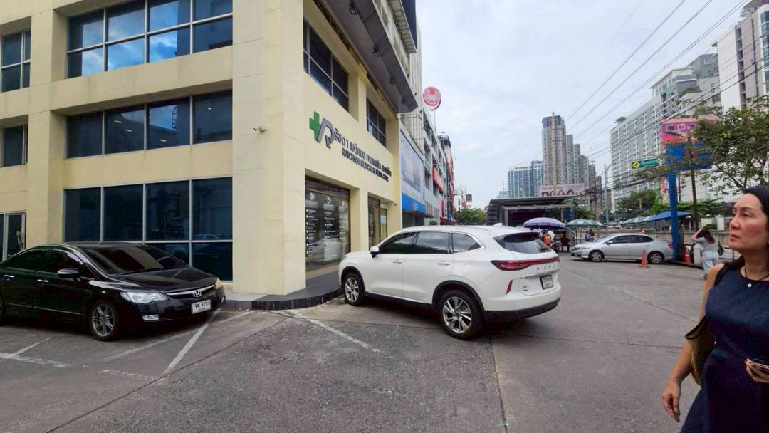 ขายที่ดินเปล่าใกล้ MRT ห้วยขวาง 50 เมตรราคาดีมากติดต่อผึ้งรติ 061-9419-639