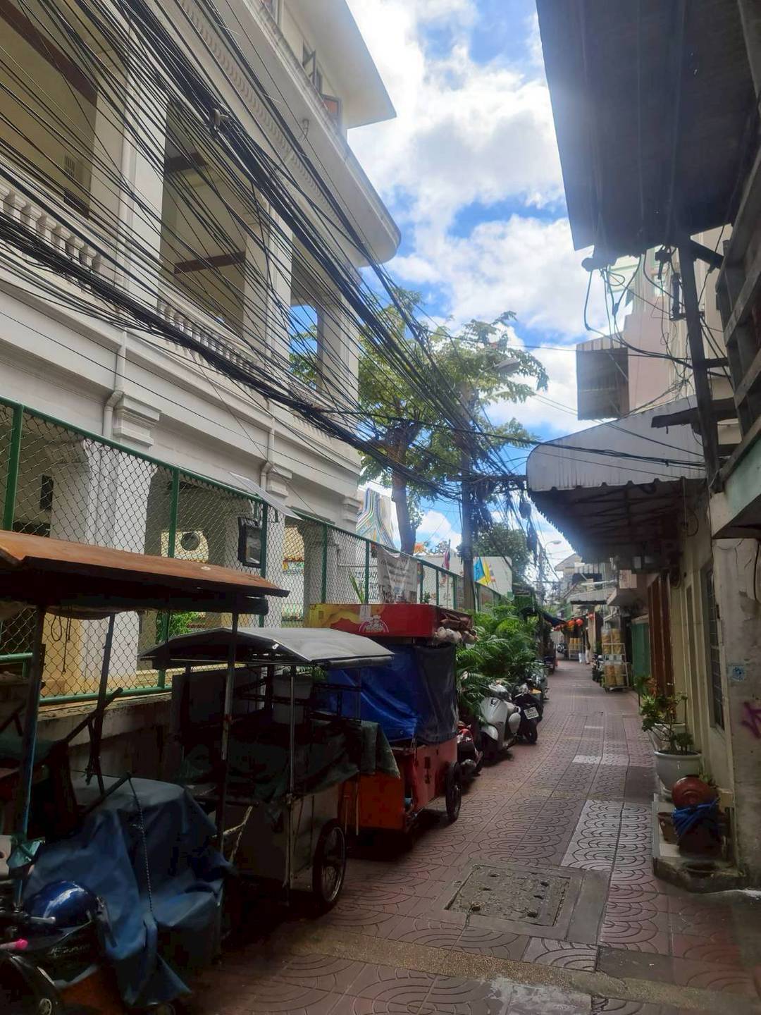 ขายตึกแถว 2 คูหาทรงวาด ติดโรงเรียนเผยอิง ราคาดีมากติดต่อผึ้งรัตติ 061-9419-639