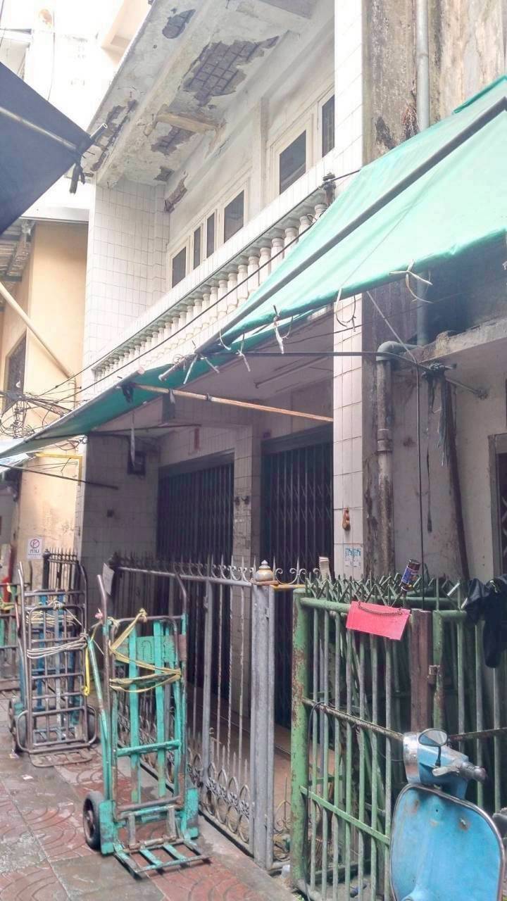 ขายตึกแถว 2 คูหาทรงวาด ติดโรงเรียนเผยอิง ราคาดีมากติดต่อผึ้งรัตติ 061-9419-639