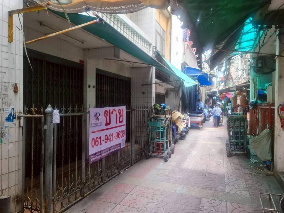 ขายตึกแถว 2 คูหาทรงวาด ติดโรงเรียนเผยอิง ราคาดีมากติดต่อผึ้งรัตติ 061-9419-639