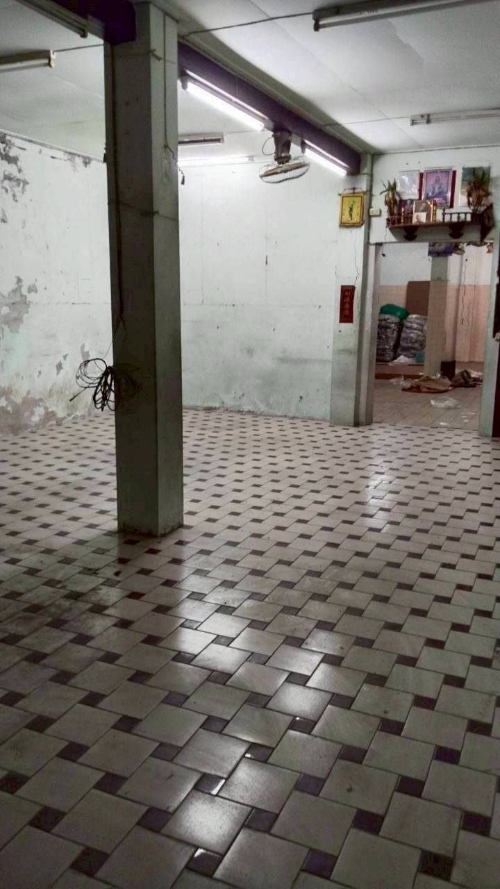 ขายตึกแถว 2 คูหาทรงวาด ติดโรงเรียนเผยอิง ราคาดีมากติดต่อผึ้งรัตติ 061-9419-639