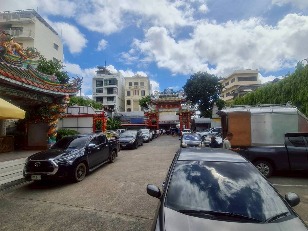 ขายตึกแถว 2 คูหาทรงวาด ติดโรงเรียนเผยอิง ราคาดีมากติดต่อผึ้งรัตติ 061-9419-639