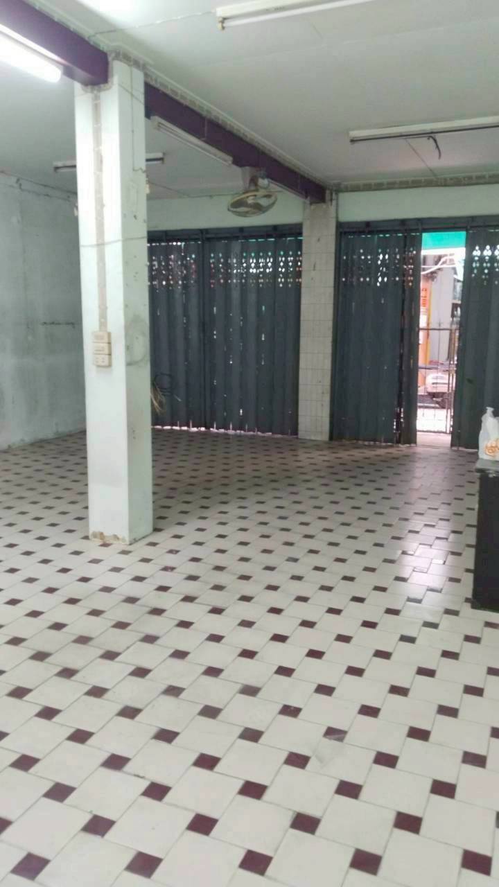 ขายตึกแถว 2 คูหาทรงวาด ติดโรงเรียนเผยอิง ราคาดีมากติดต่อผึ้งรัตติ 061-9419-639