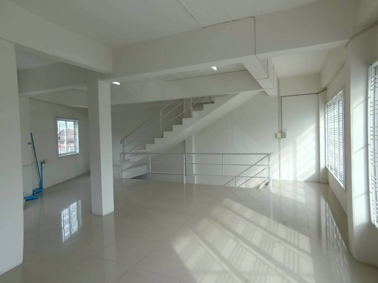 ขายตึกหัวมุม 4ชั้น พร้อมดาดฟ้า ทำเลดี ใกล้ MRT ไทรม้า ซอย 9 บางรักน้อย – รัตนาธิเบศร์