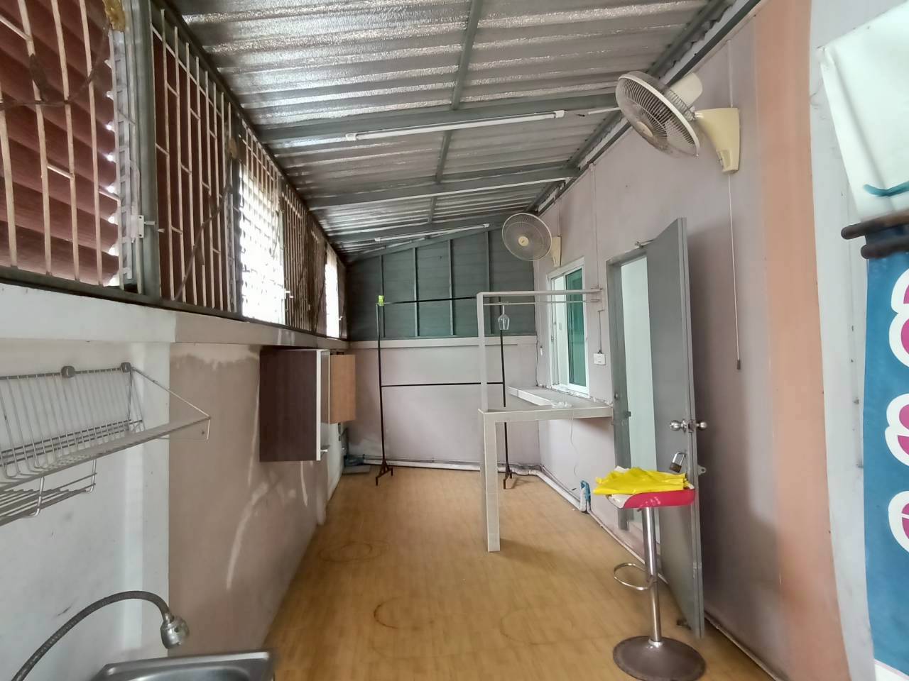 ขายตึกหัวมุม 4ชั้น พร้อมดาดฟ้า ทำเลดี ใกล้ MRT ไทรม้า ซอย 9 บางรักน้อย – รัตนาธิเบศร์