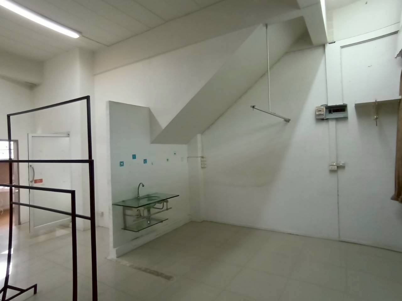 ขายตึกหัวมุม 4ชั้น พร้อมดาดฟ้า ทำเลดี ใกล้ MRT ไทรม้า ซอย 9 บางรักน้อย – รัตนาธิเบศร์