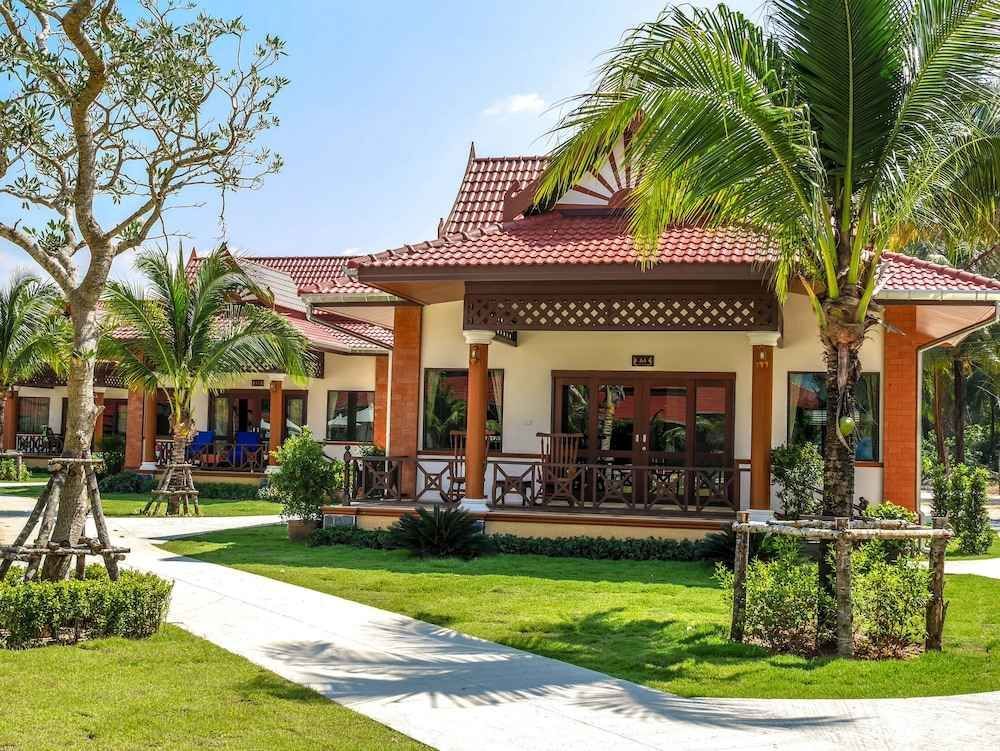 ขายโรงแรม ทำเลสวย ติดทะเล ชายหาดส่วนตัว 200 เมตร ต.เกาะคอเขา จ.พังงา