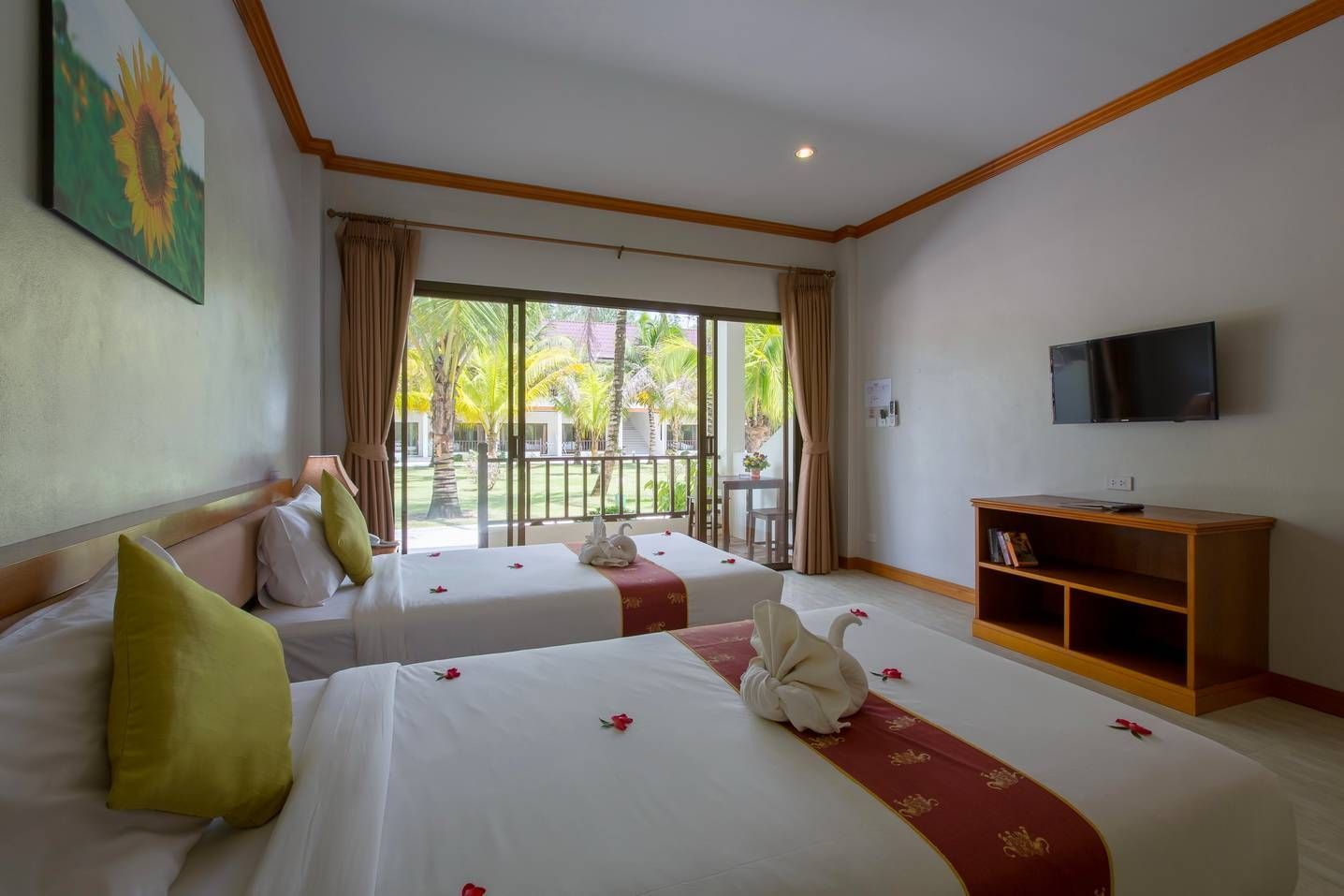 ขายโรงแรม ทำเลสวย ติดทะเล ชายหาดส่วนตัว 200 เมตร ต.เกาะคอเขา จ.พังงา