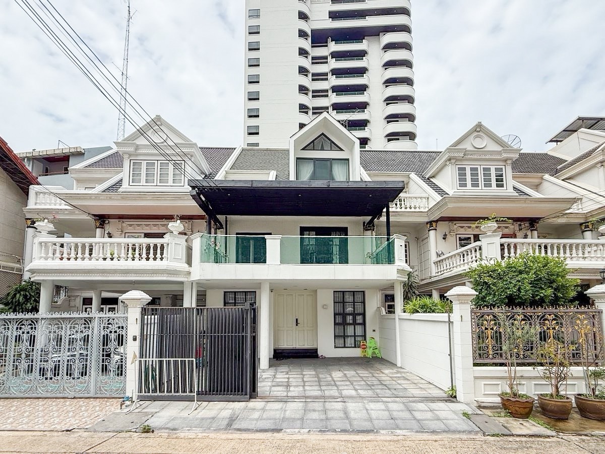 ขายทาวน์โฮม 3 ชั้น ทำเลดี ใกล้ BTS พร้อมพงษ์ เพียง 350 เมตร เขตคลองเตย จังหวัดกรุงเทพมหานคร 