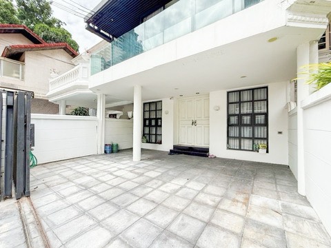 ขายทาวน์โฮม 3 ชั้น ทำเลดี ใกล้ BTS พร้อมพงษ์ เพียง 350 เมตร เขตคลองเตย จังหวัดกรุงเทพมหานคร 