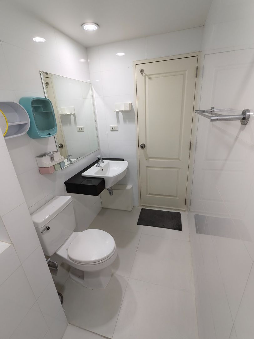 คอนโด ซัมเมอร์การ์เด้นท์  ตึก ดาหลาชั้น 3  ห้องไม่ร้อน ไม่โดนแดดเช้า–บ่าย ตากผ้าที่ระเบียง ผ้าแห้งปกติ